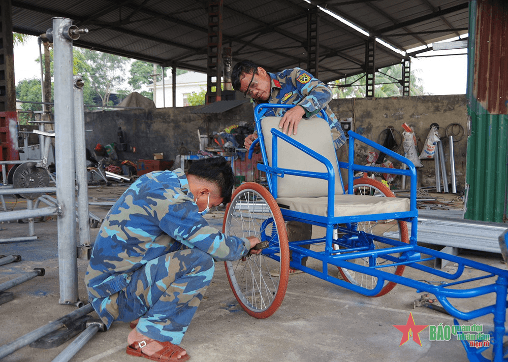 Tình nguyện sửa chữa xe lăn cho thương binh