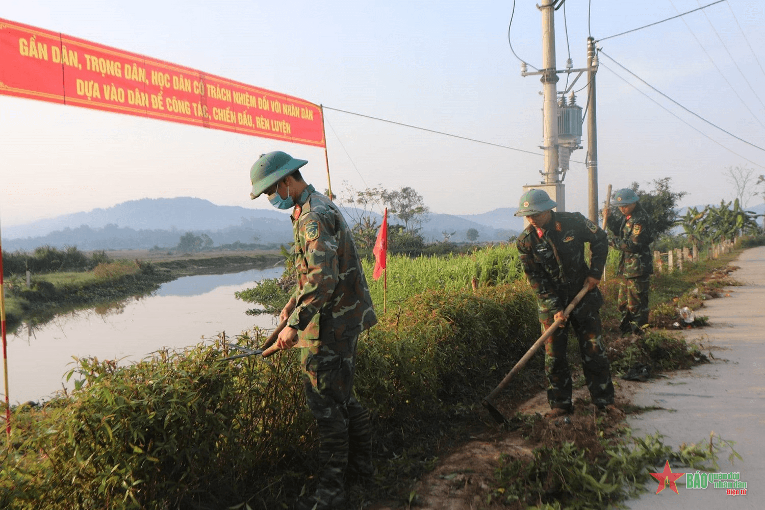 Nhớ những ngày bộ đội về giúp dân