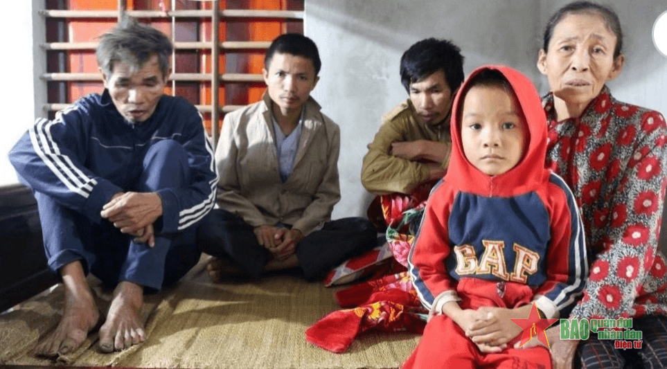 Một mình nuôi 3 người tâm thần