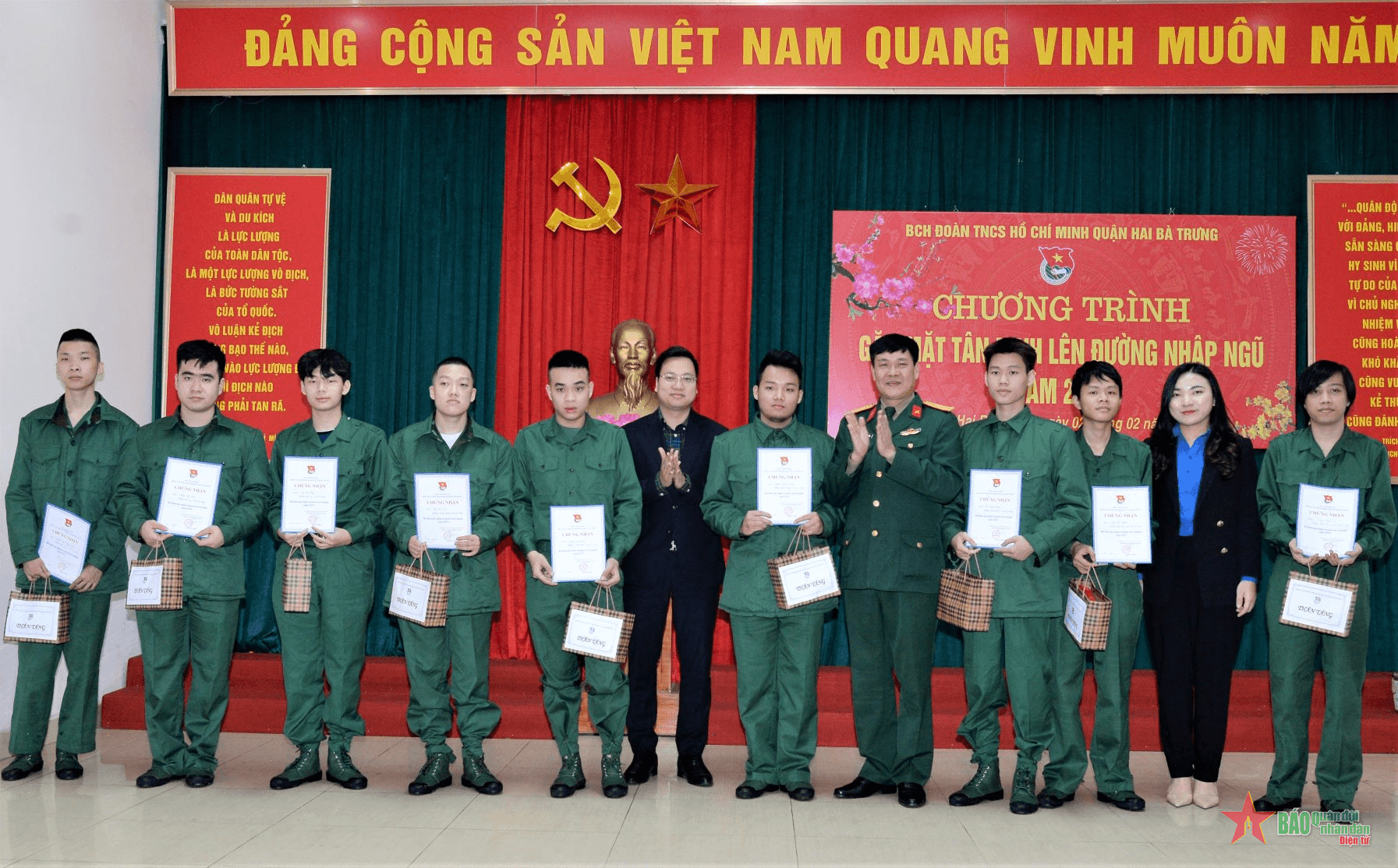 Quận Hai Bà Trưng gặp mặt thanh niên nhập ngũ năm 2023
