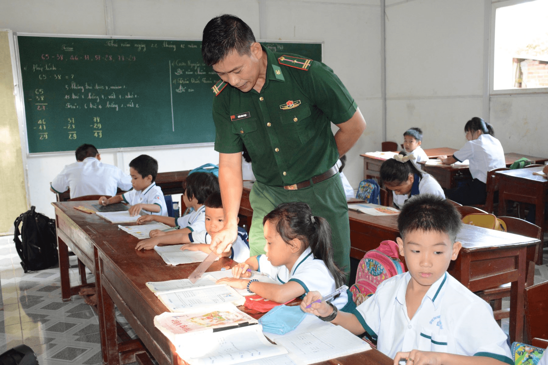 Thầy giáo nơi đảo xa
