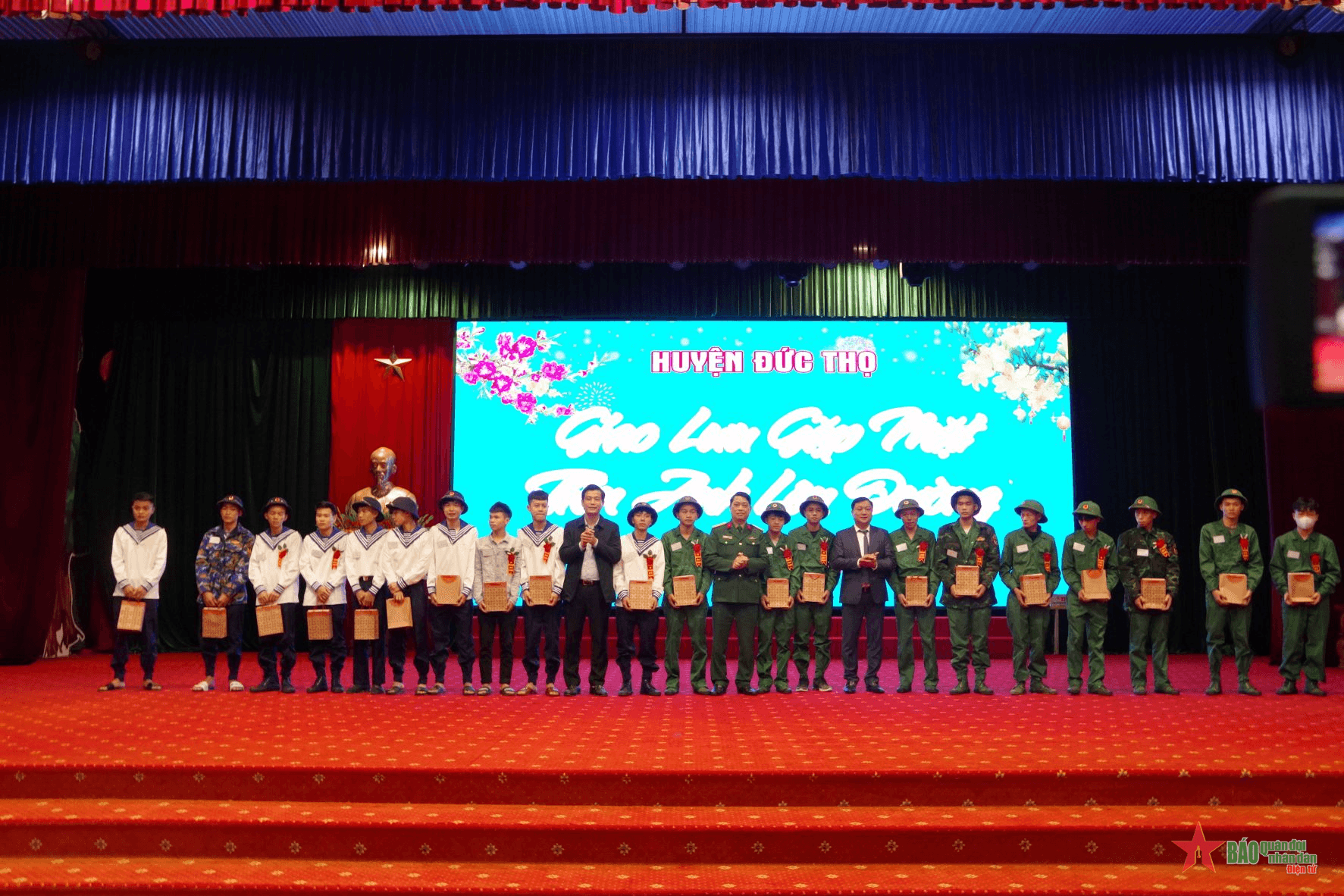 Thanh niên Hà Tĩnh hăng hái lên đường nhập ngũ