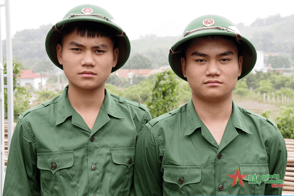 Anh em sinh đôi cùng tình nguyện nhập ngũ