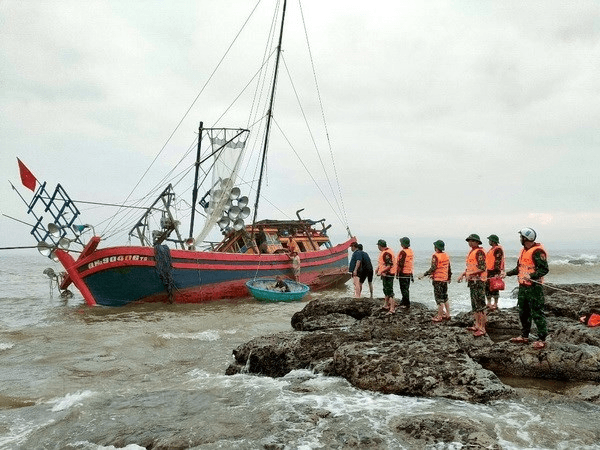 Cứu hộ kịp thời tàu cá và 10 thuyền viên gặp nạn trên biển