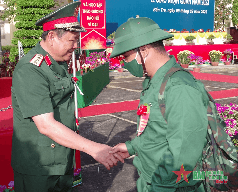 Thượng tướng Huỳnh Chiến Thắng dự lễ giao, nhận quân tại Bến Tre
