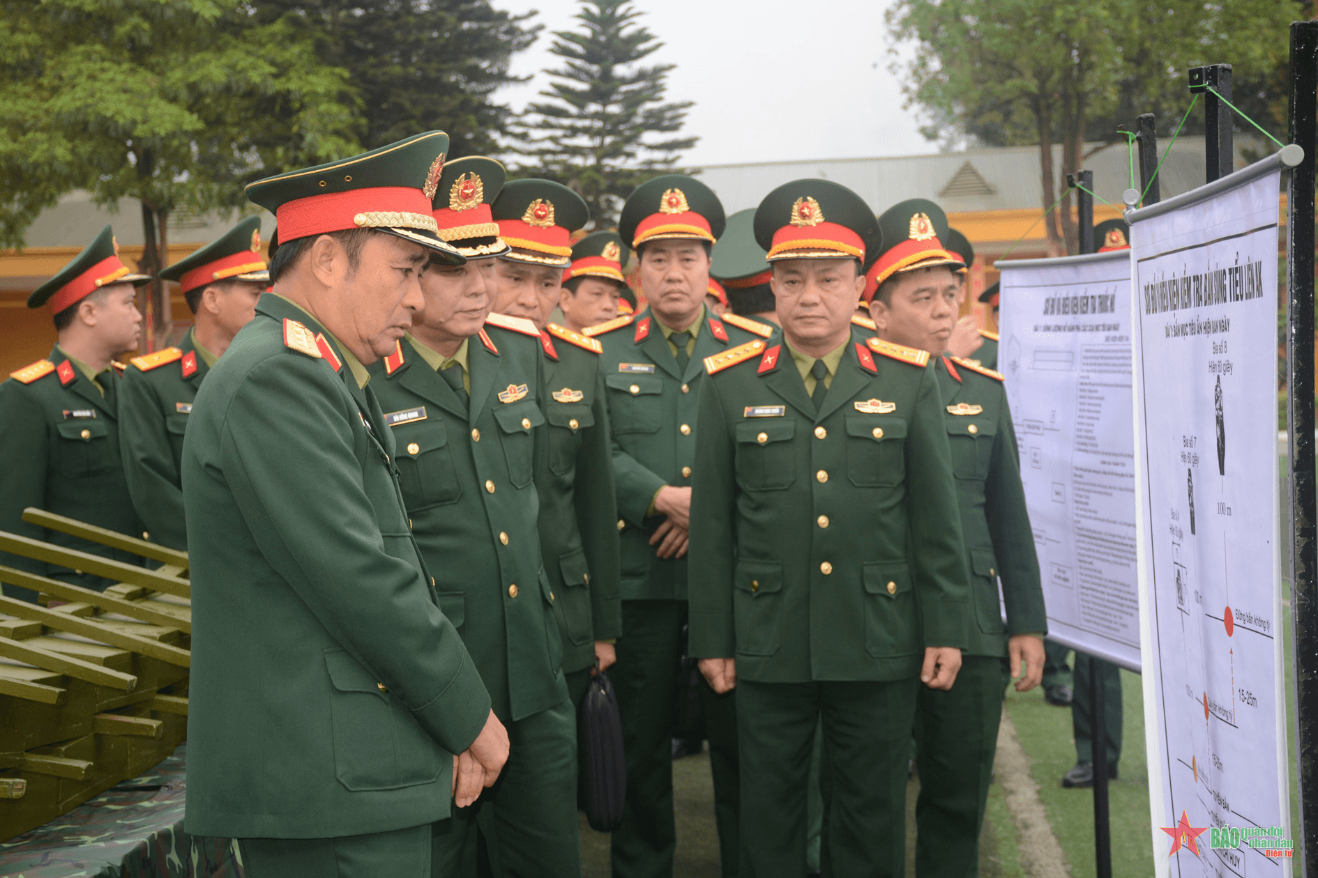 Thượng tướng Phùng Sĩ Tấn thăm và kiểm tra Lữ đoàn 144