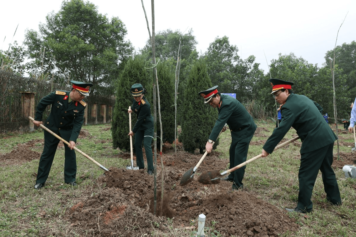 Nhà máy Z111 ra quân hưởng ứng Tết trồng cây năm 2023