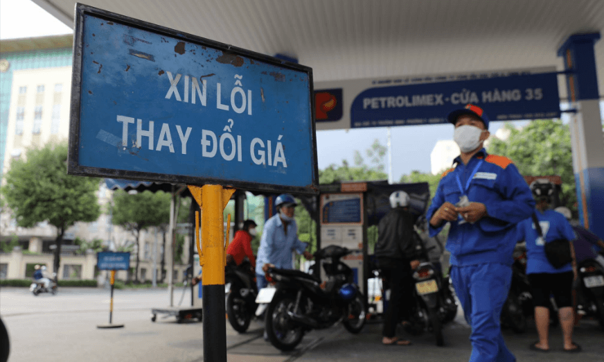 Từ 15 giờ 30 phút hôm nay (ngày 13-2), giá xăng tăng, giá dầu giảm