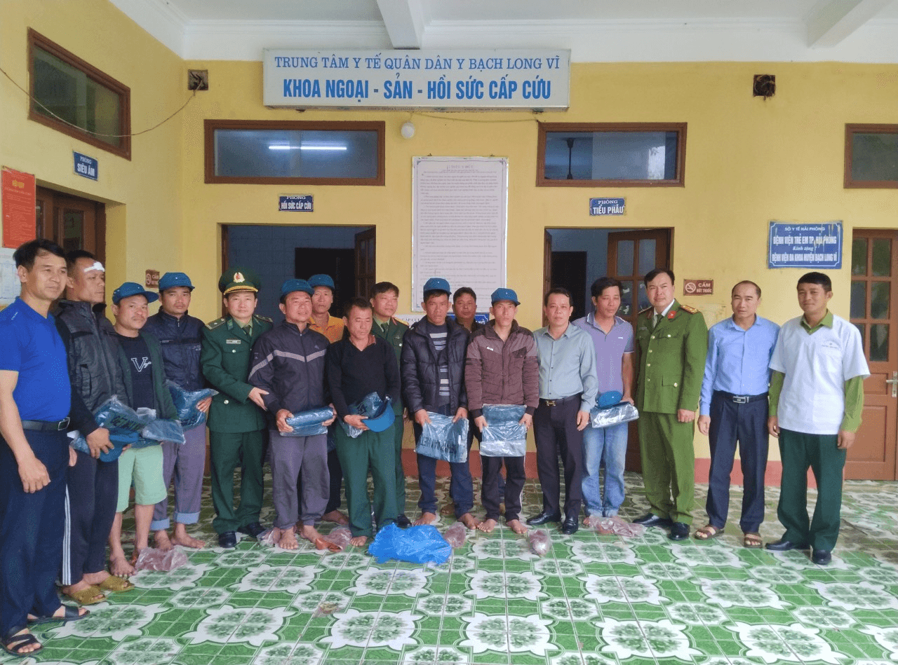 Tiếp nhận hỗ trợ 10 ngư dân trên tàu cá bị cháy ngoài khơi