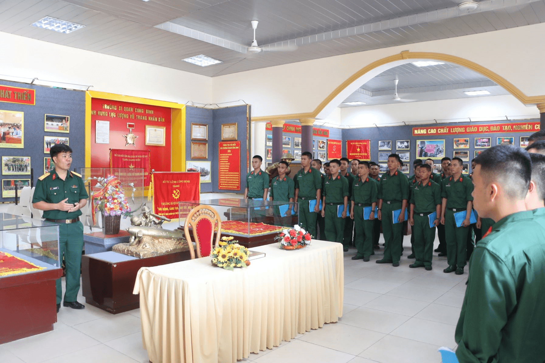 Trường Sĩ quan Công binh giáo dục truyền thống cho chiến sĩ mới