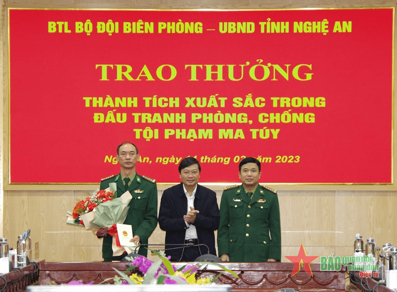 Trao thưởng thành tích trong đấu tranh phòng, chống tội phạm ma túy cho Bộ đội Biên phòng Nghệ An