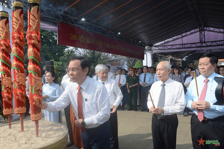 Lễ dâng hương tưởng niệm đồng chí Huỳnh Tấn Phát