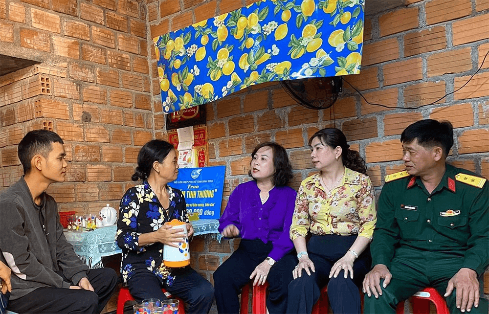 Sửa chữa, xây nhà tặng chiến sĩ mới
