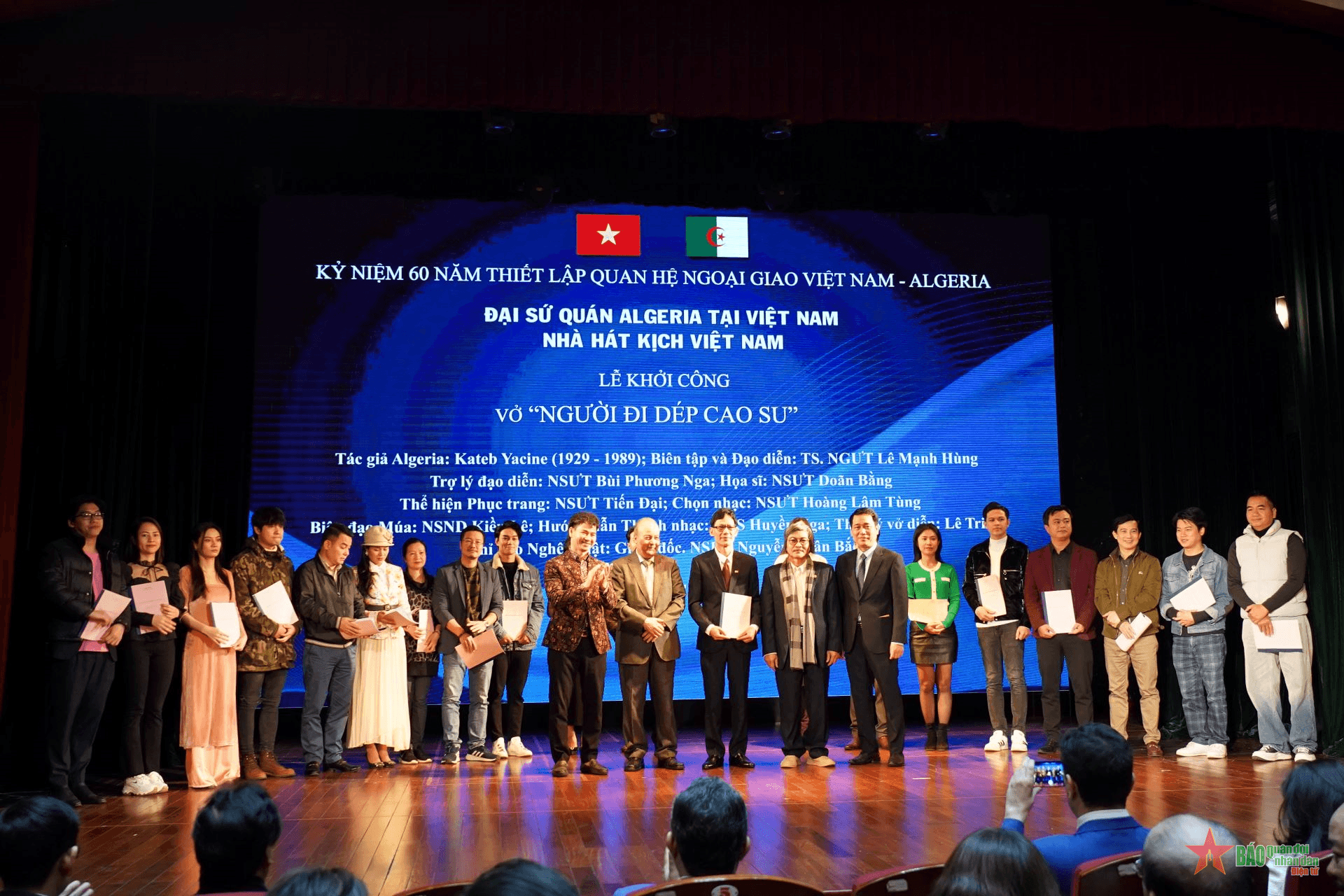 Dựng kịch về Chủ tịch Hồ Chí Minh từ tác phẩm kịch thơ “Người đi dép cao su” của tác giả Kateb Yacine (Algeria)