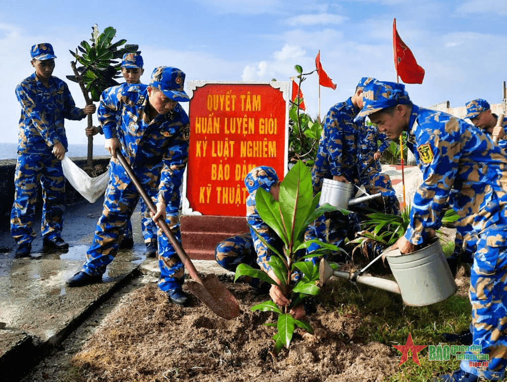 Trồng cây xanh rèn ý chí, xây quyết tâm