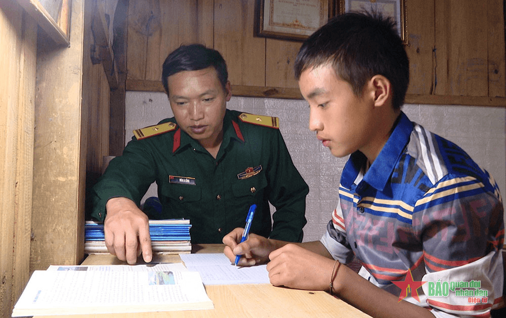 Nụ cười tỏa rạng ở bản người Mông