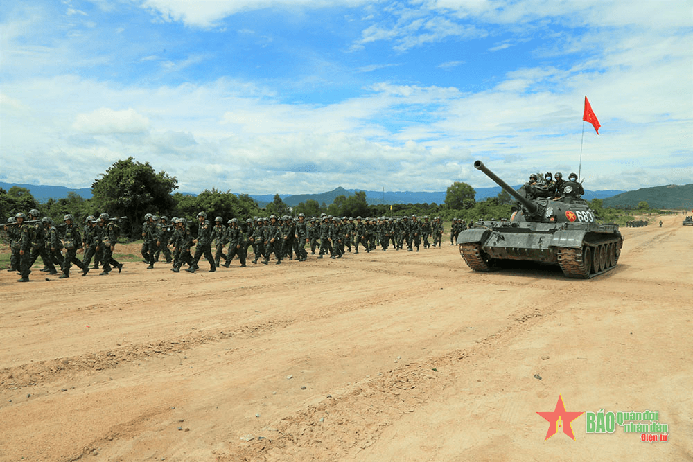 Lính trẻ xe tăng tự hào luyện tài, rèn chí