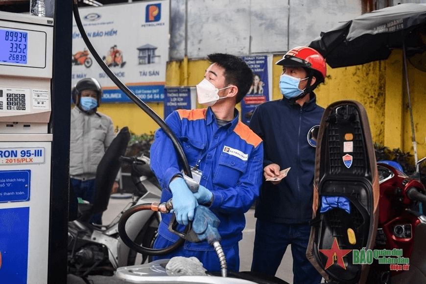 Từ 15 giờ chiều nay (21-2), giá xăng giảm hơn 300 đồng/lít