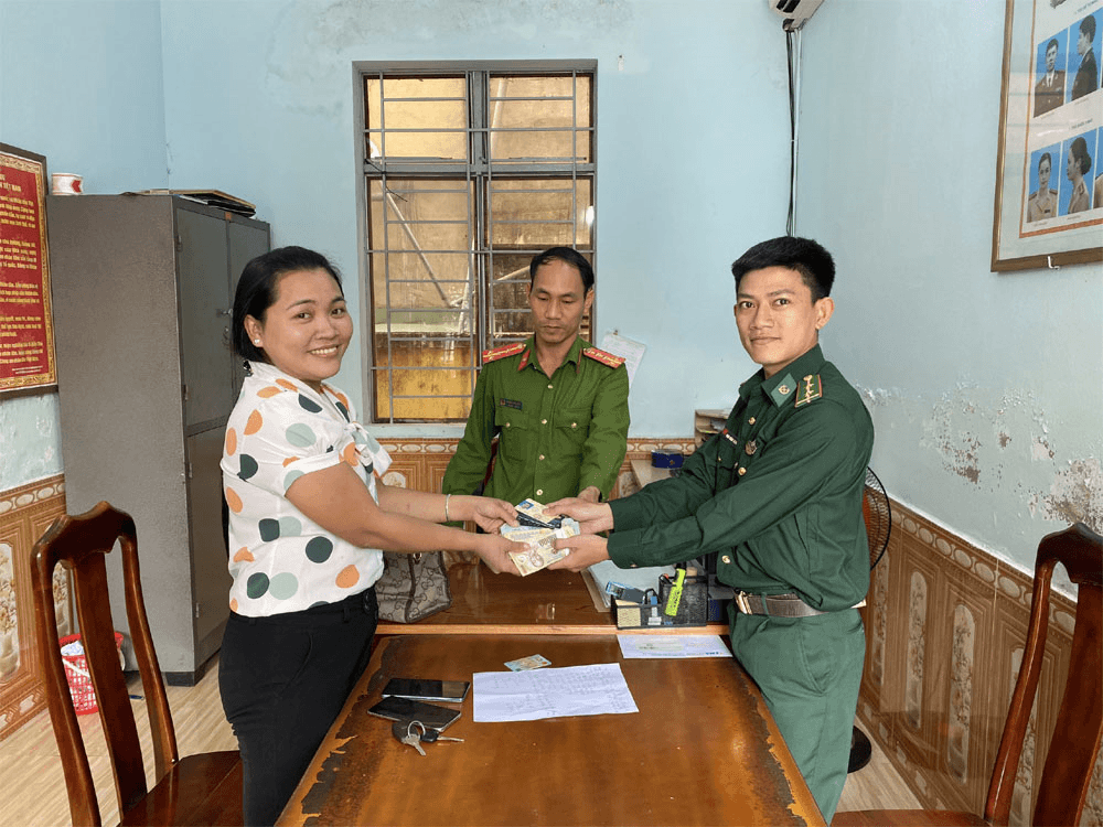 Bộ đội Biên phòng nhặt được 30 triệu đồng trả lại người mất