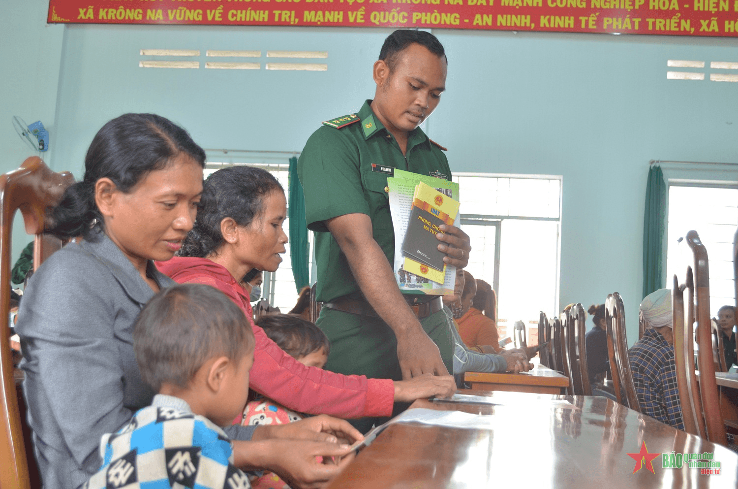 Cầu nối pháp luật đến người dân nơi phên giậu Tổ quốc