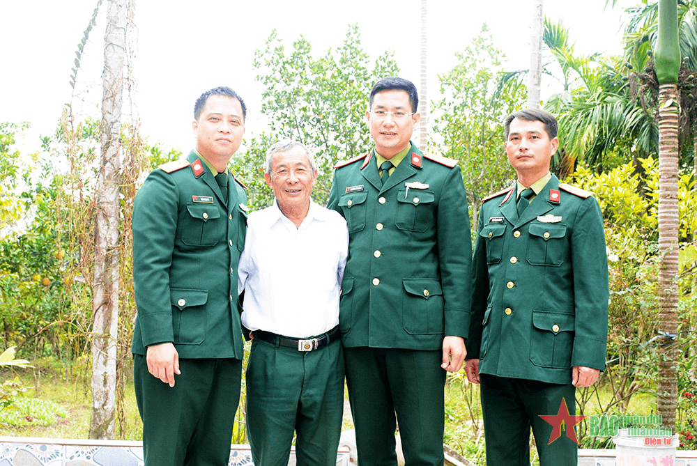 Dùng thân mình nối mạch thông tin