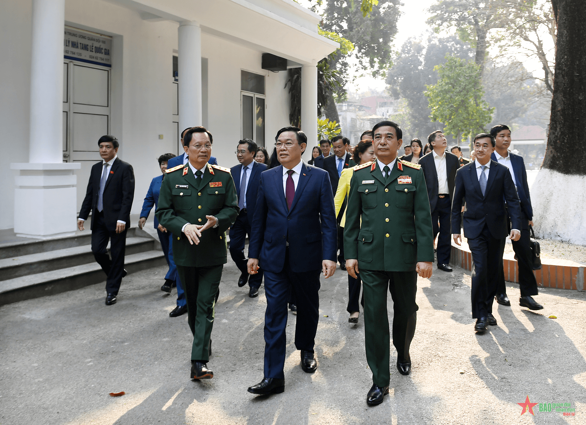 Chủ tịch Quốc hội Vương Đình Huệ thăm, chúc mừng Bệnh viện TƯQĐ 108