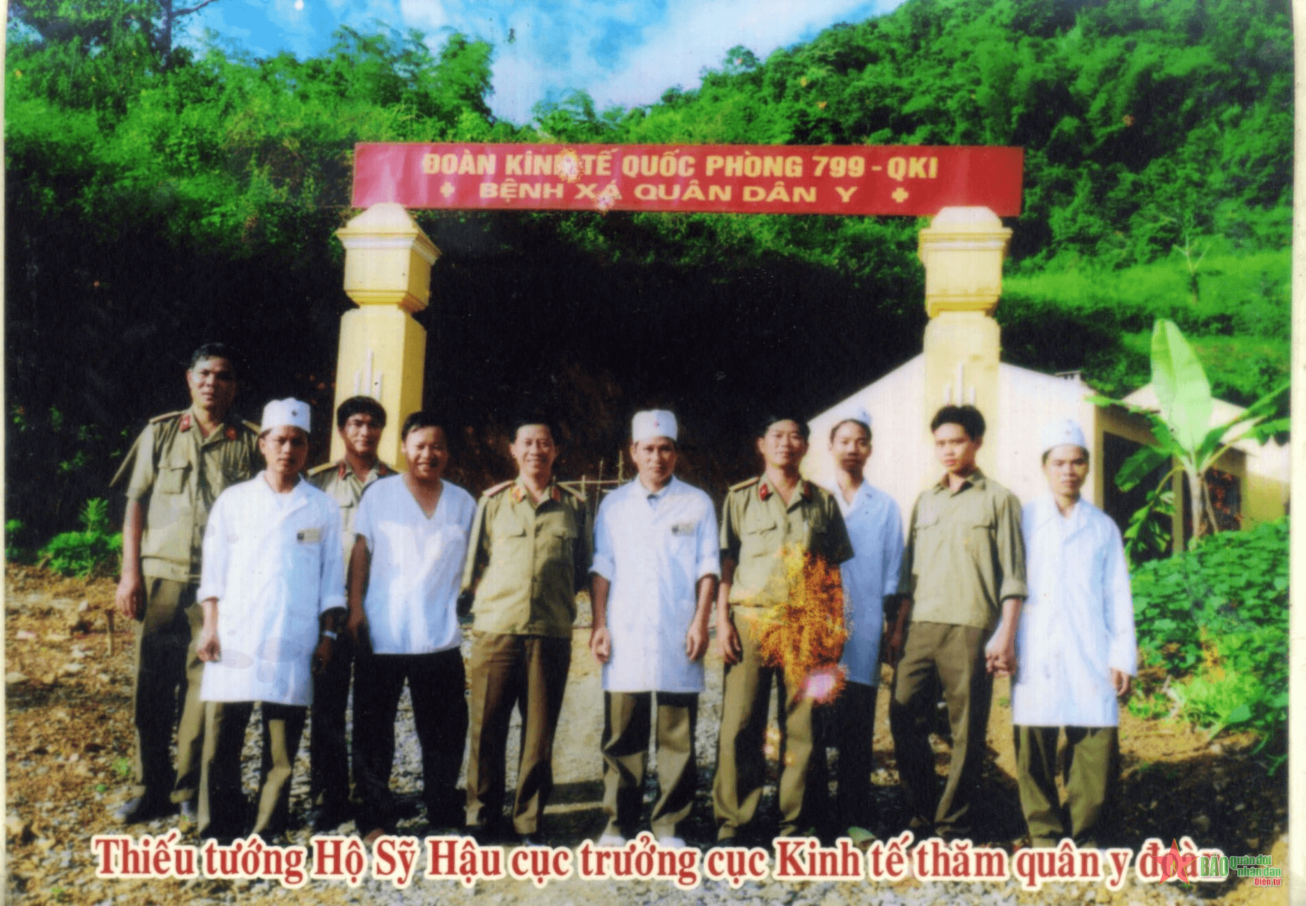 Nghĩa tình người thầy thuốc quân y