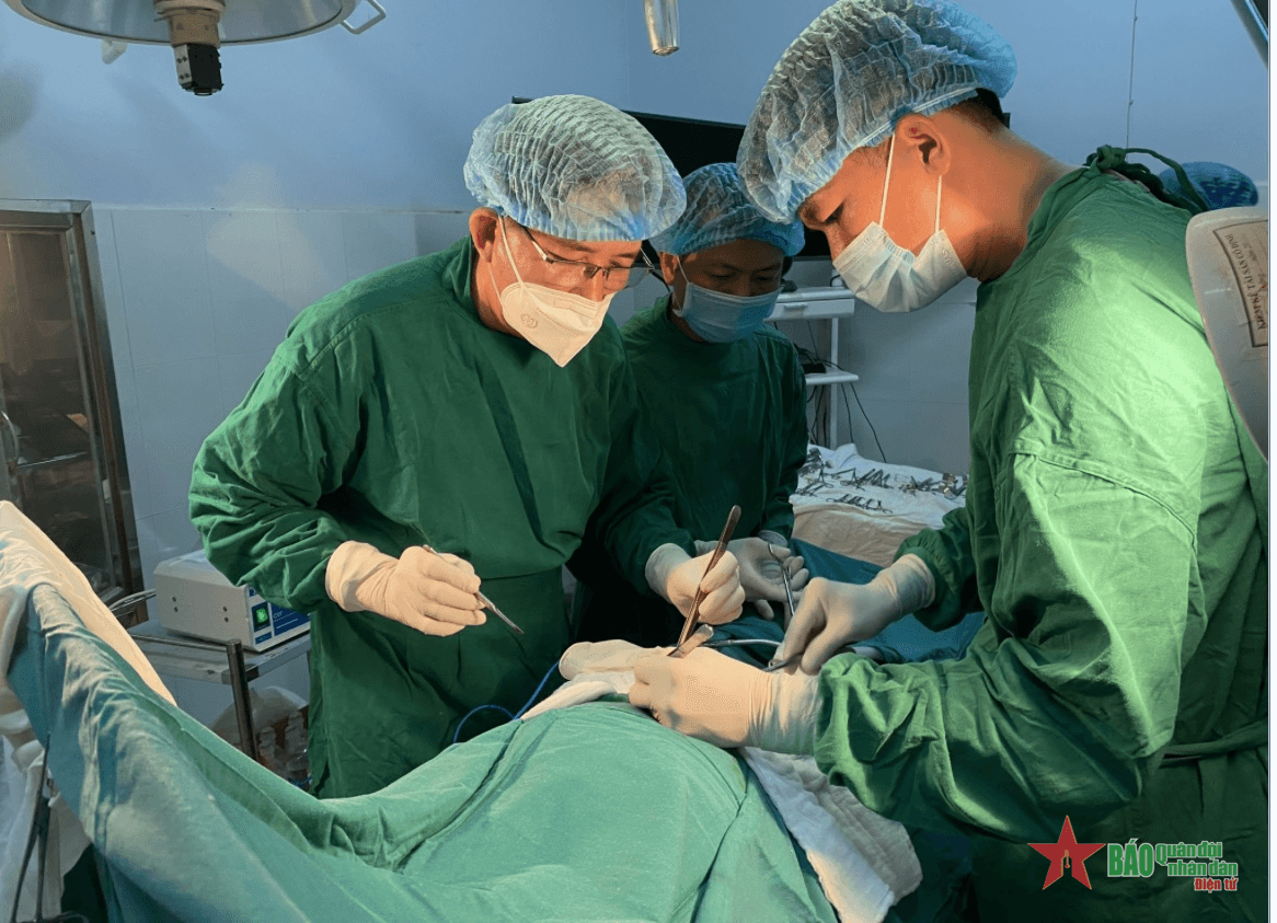 Bác sĩ quân y - điểm tựa của người dân nơi đảo xa