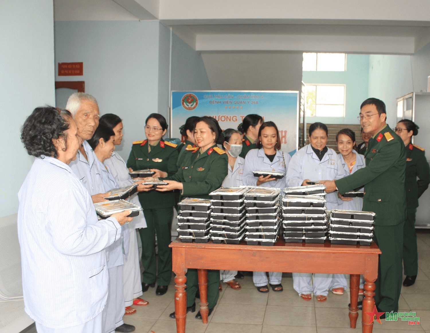 “Ấm áp bữa cơm nghĩa tình”