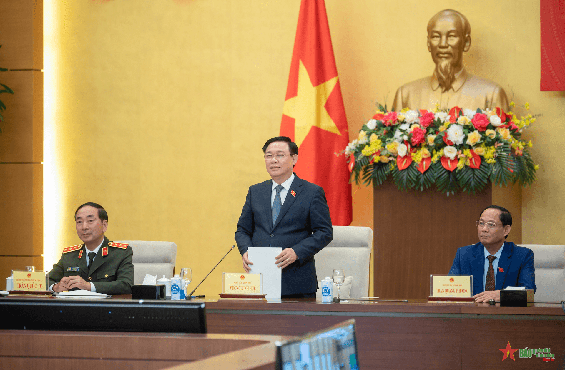 Chủ tịch Quốc hội Vương Đình Huệ gặp mặt nữ đại biểu Công an
