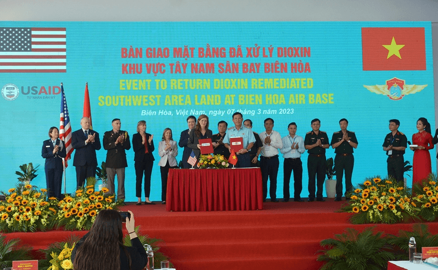 Bàn giao mặt bằng đã xử lý dioxin tại sân bay Biên Hòa