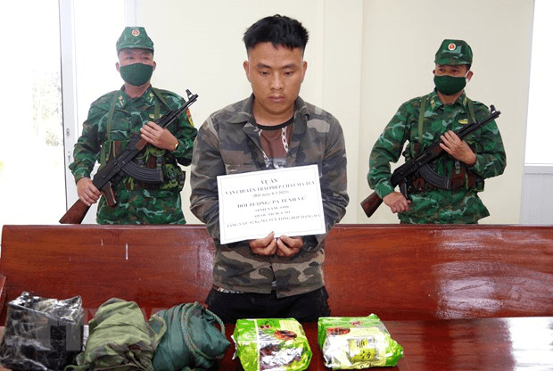 Bắt đối tượng vận chuyển 2kg ma túy tổng hợp