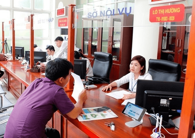 Nghiên cứu, ban hành chính sách ưu đãi để thu hút nhân tài vào làm việc trong hệ thống chính trị