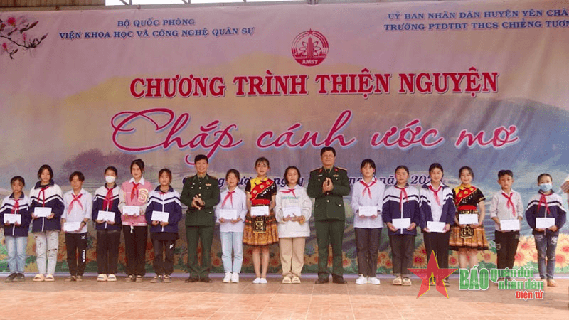 Sơn La: Gần 120 triệu đồng tặng học sinh nghèo vùng cao

​