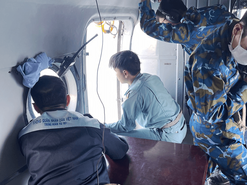 Trực thăng Trung đoàn 917 bay cứu hộ, cứu nạn người dân bị mất tích trên vùng biển thuộc tỉnh Bình Thuận