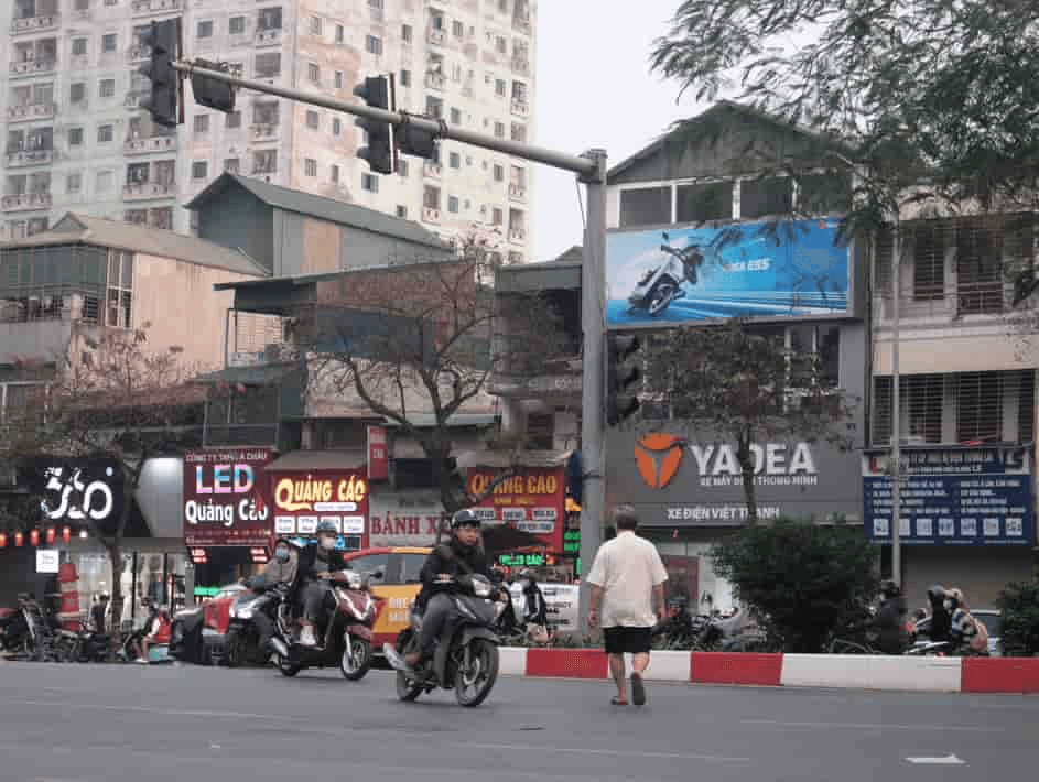 Người đi bộ bất chấp nguy hiểm, sang đường tùy tiện