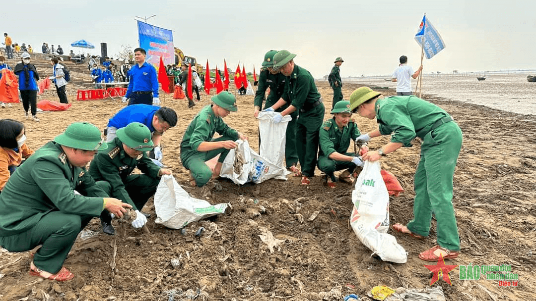 Bộ đội Biên phòng chung tay làm sạch biển năm 2023
