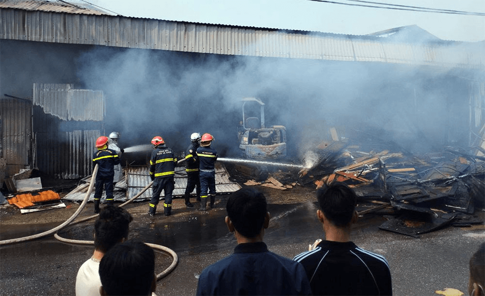 Hà Nội: Kịp thời dập tắt đám cháy gần khu vực chứa xăng dầu