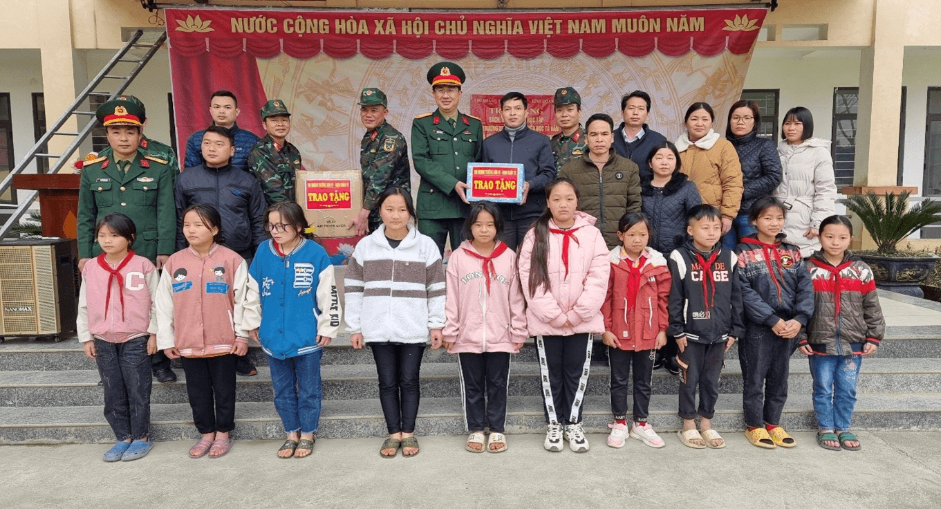 Chi nhánh Trường Sơn 97 (Binh đoàn 12) tặng quà học sinh vùng cao biên giới