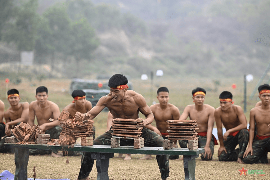 Binh chủng “Đặc biệt” trình diễn kỹ, chiến thuật đặc biệt