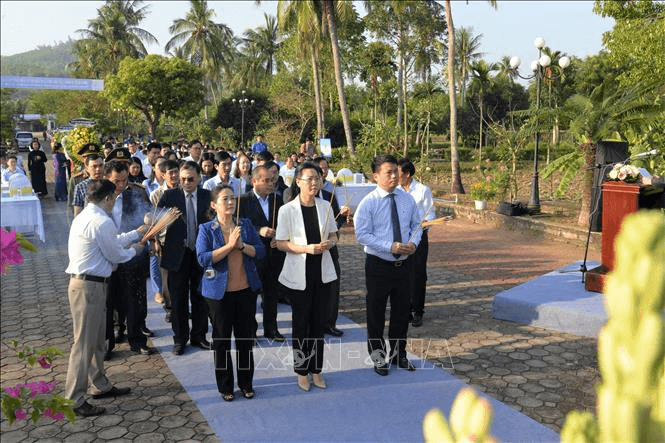 Dâng hương tưởng niệm nhân 55 năm vụ thảm sát Sơn Mỹ, Quảng Ngãi

​
