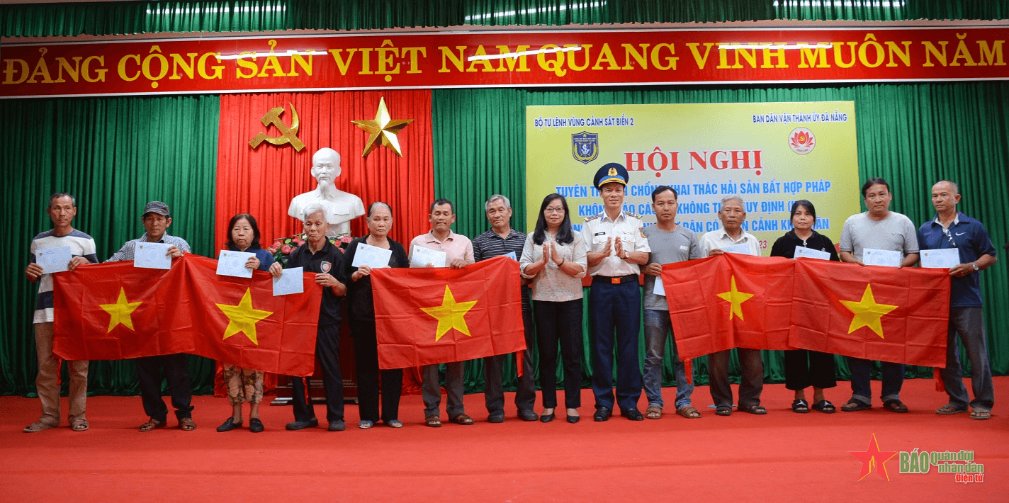 Vùng Cảnh sát biển 2 vận động ngư dân khai thác hải sản đúng pháp luật