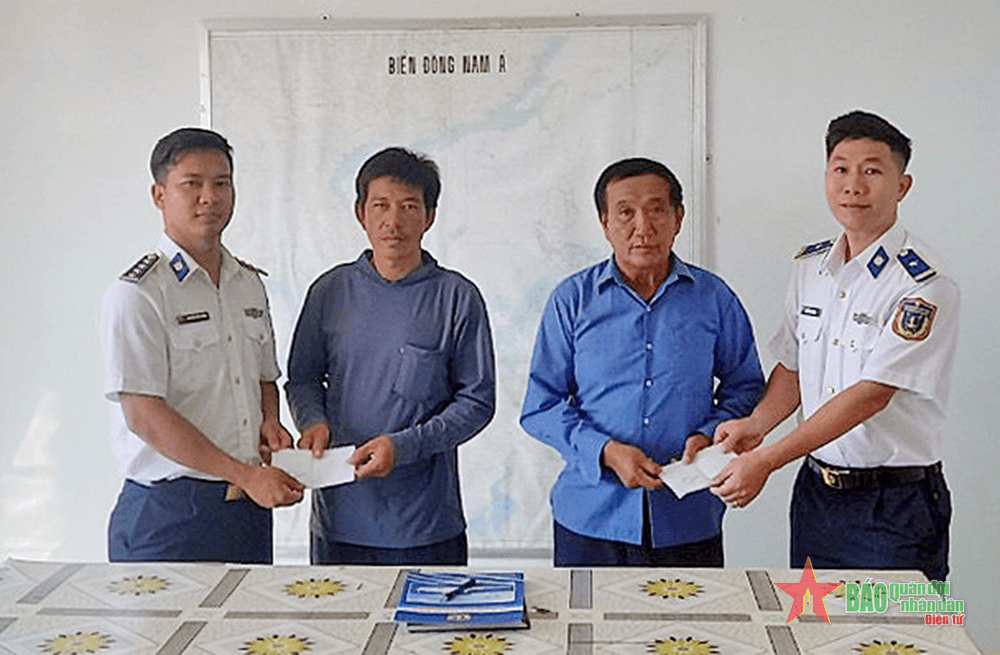 Bàn giao 2 thuyền viên của sà lan gặp nạn trên vùng biển tỉnh Bình Thuận