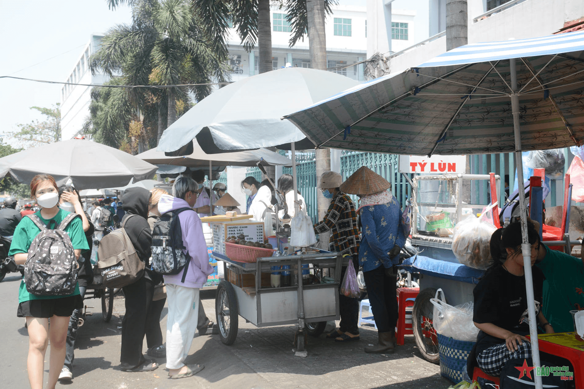 Tăng cường kiểm soát hàng rong trước các cổng trường học