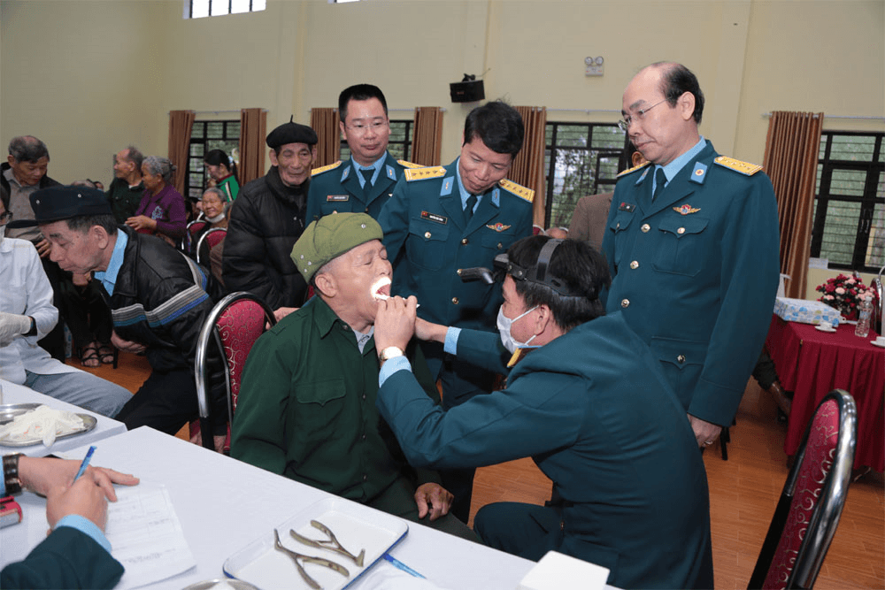 Quân chủng Phòng không - Không quân hành quân về nguồn làm công tác dân vận