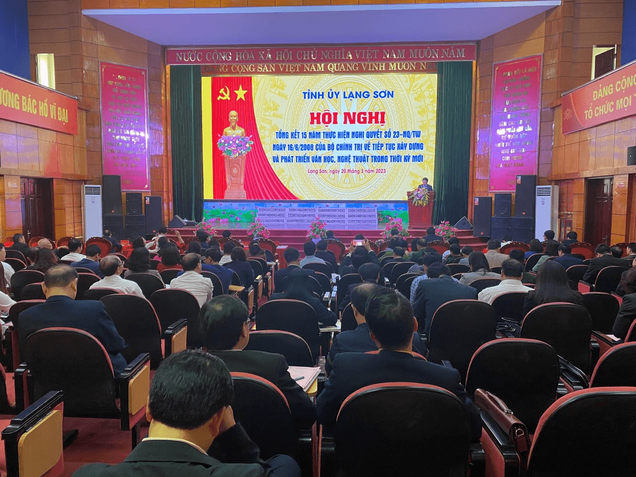 Văn nghệ sĩ cần gắn bó với cuộc sống của người dân