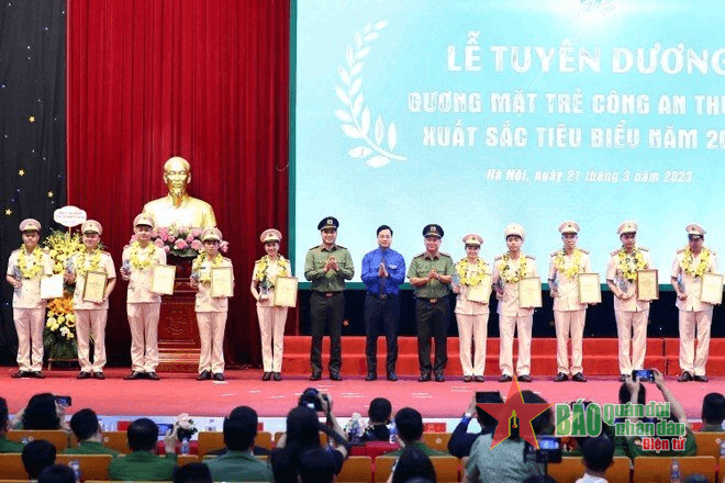 Vinh danh 12 gương mặt trẻ Công an Thủ đô tiêu biểu