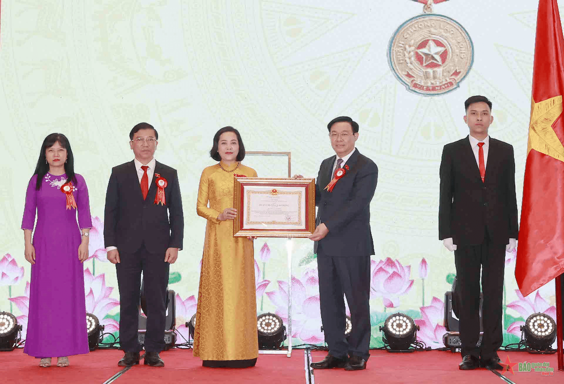 Chủ tịch Quốc hội Vương Đình Huệ trao Huân chương Lao động hạng Nhì tặng Ban Công tác đại biểu