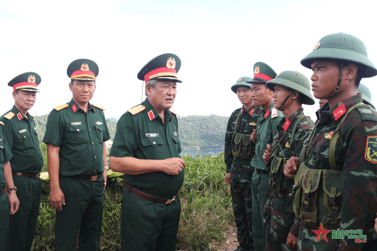 Thượng tướng Võ Minh Lương thăm, kiểm tra các đơn vị trên đảo Thổ Chu