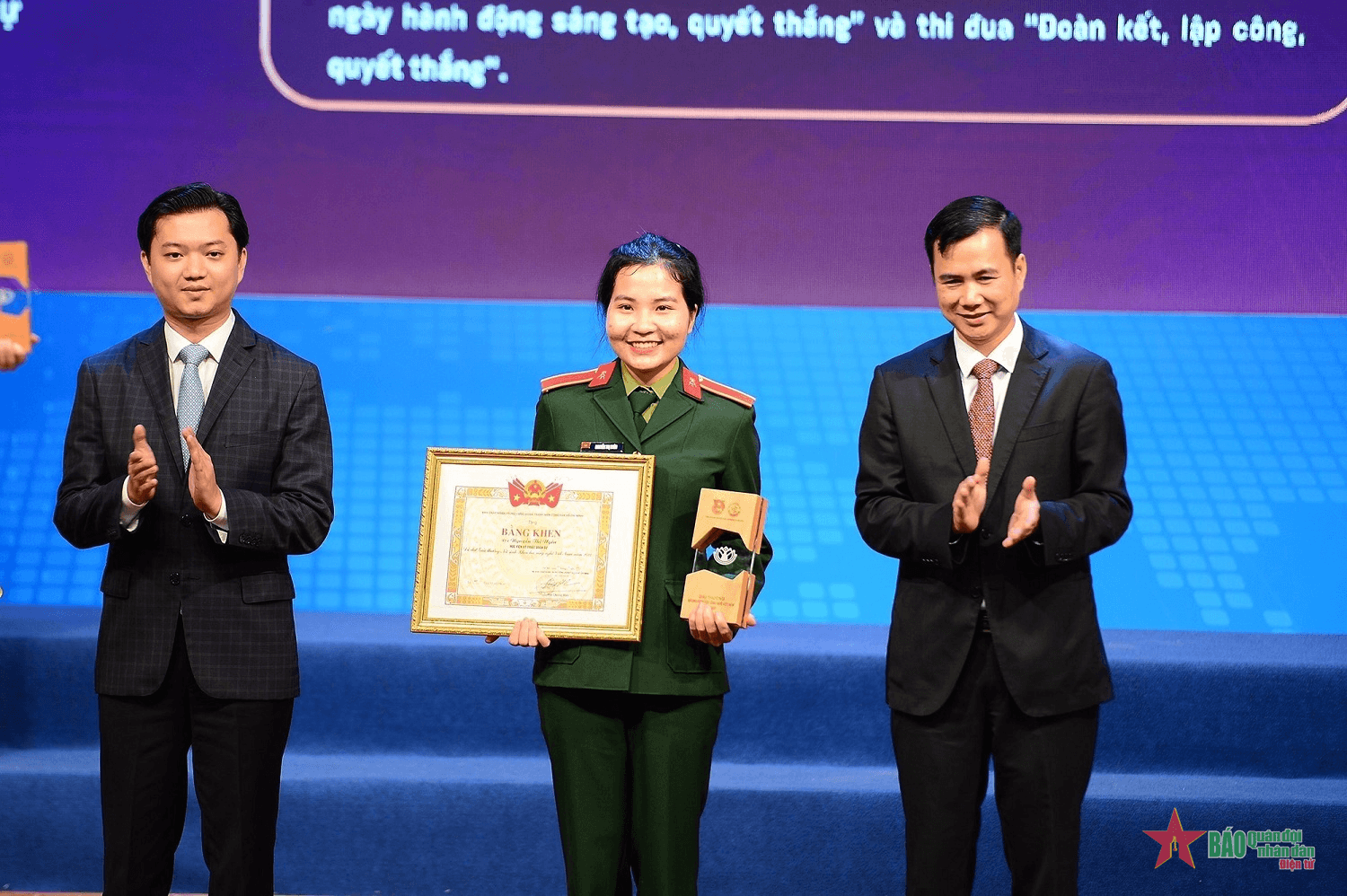 Cô nữ sinh đam mê với các mạch điện tử